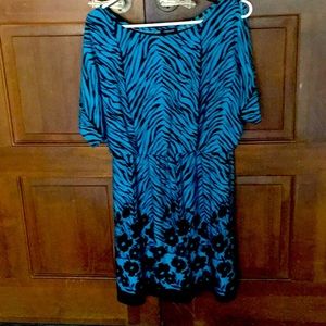 Ladies petite dress with slit sleeves